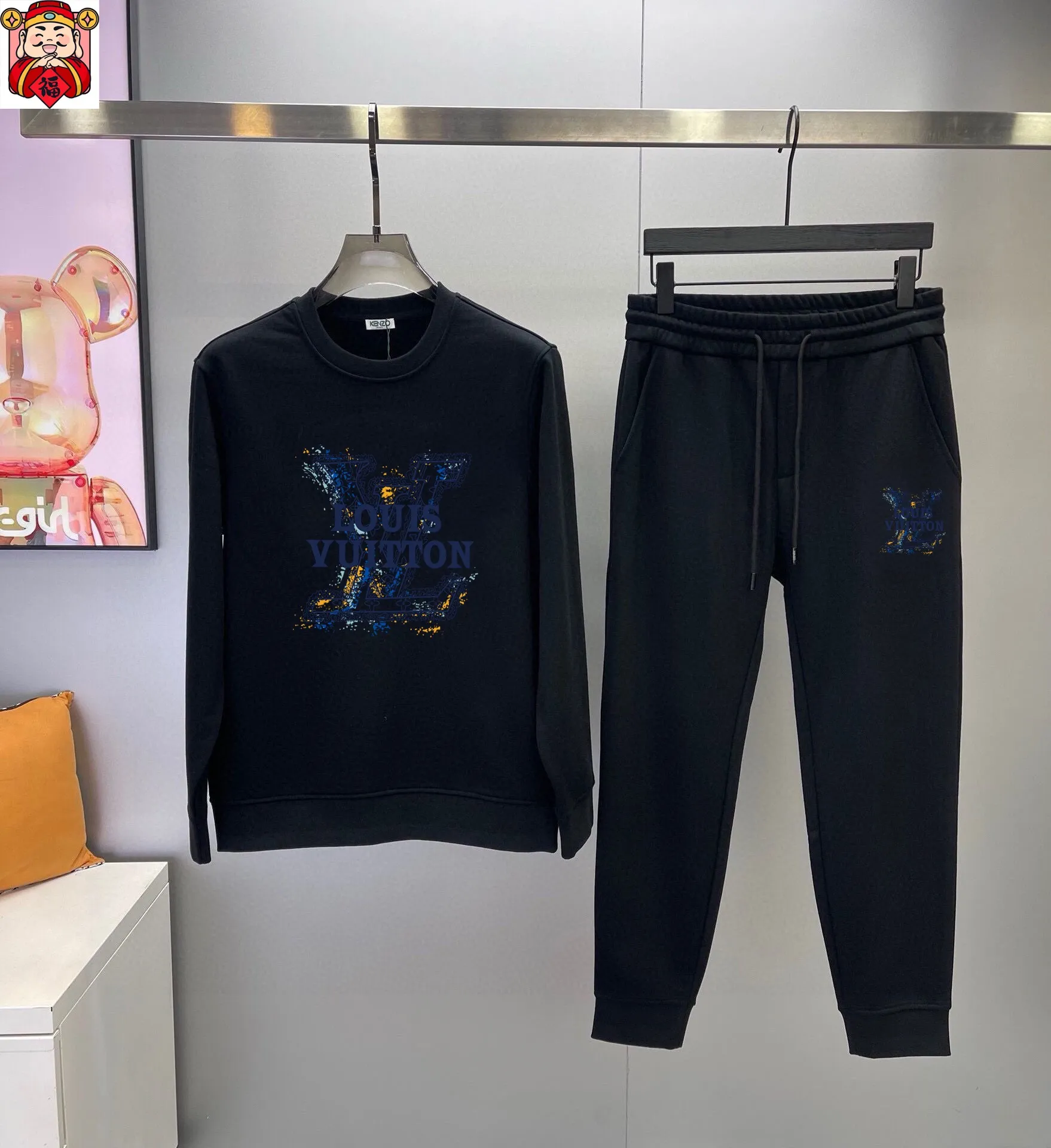 🅿️380 [LV Louis Vuitton] (Fat Man Gospel) hot-selling suit is coming. Focus on the original version of the official website. 2025 new hot-selling sweatshirt suit. The original order is the best. 🇭🇰The meticulous work of top designers is dedicated to a fitting and perfect upper body effect. All-natural high-quality Roman cotton 100%, close-fitting comfort, noble and elegant! Original hardware embodies elegance and nobility! Counter size: M-5XL (maximum wear up to 220 pounds)